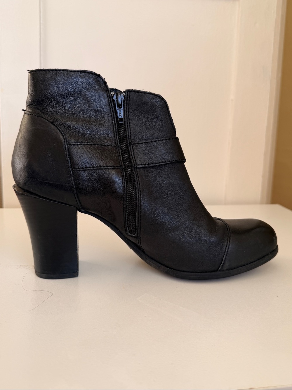 Born Black Leather Ankle Boots Women’s 9.5 Block Heel Booties - Picture 3 of 8